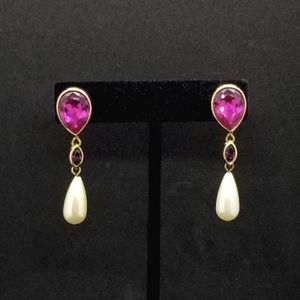 Magenta crystal & faux pearl drop earrings 💖